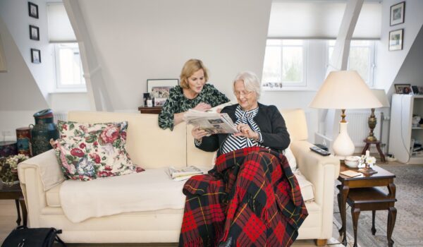 Professionele Verpleegkundige aan Huis: Zorg op Maat in uw Eigen Omgeving